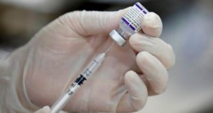 OMS Recomienda Tercera Dosis De Vacuna Anticovid Para Grupos De Riesgo. Pese a que el organismo había pedido en agosto una moratoria a esas inoculaciones de refuerzo.